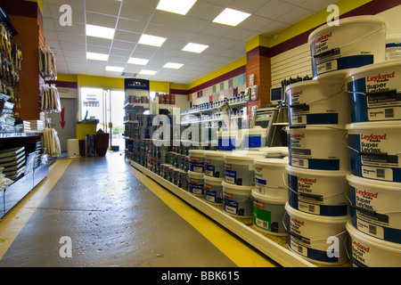 Interieur Dekoration Kleinzentrum mit Zahnstangen Ofpaint Fleck Werkzeuge und Tapete Stockfoto