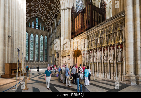 Besucher vor dem Chor-Bildschirm in der zentralen Kreuzung York Minster, York, North Yorkshire, England Stockfoto