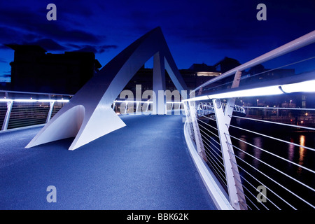 Die neue Tradeston "Squiggly" Brücke Beitritt finanziellen Bezirk von Glasogw Stadtzentrum mit Tradeston und die Southside. Stockfoto