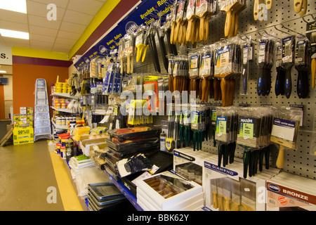 Interieur Dekoration Kleinzentrum mit Zahnstangen Ofpaint Fleck Werkzeuge und Tapete Stockfoto