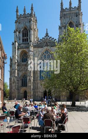 Cafe außerhalb der Westfront des York Minster, Minster Yard, York, North Yorkshire, England Stockfoto