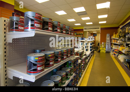 Interieur Dekoration Kleinzentrum mit Zahnstangen Ofpaint Fleck Werkzeuge und Tapete Stockfoto