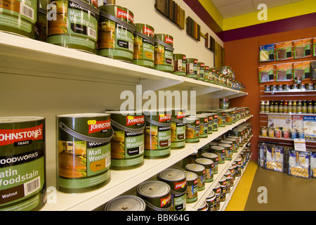 Interieur Dekoration Kleinzentrum mit Zahnstangen Ofpaint Fleck Werkzeuge und Tapete Stockfoto