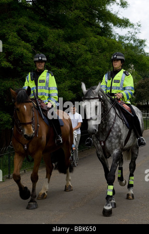 Metropolitan Polizisten auf Patrouille auf dem Pferderücken in London, England montiert. Stockfoto