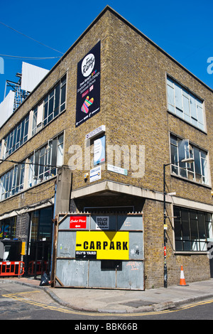 Brick Lane, Shoreditch, East End, Ecke Hanbury Street Szene mit Zeichen für freie Auswahl Sommerausstellung, Parkplatz etc. Stockfoto