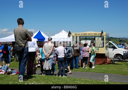 Menschen, die Warteschlangen an einem Eiswagen in Cornwall, Großbritannien Stockfoto