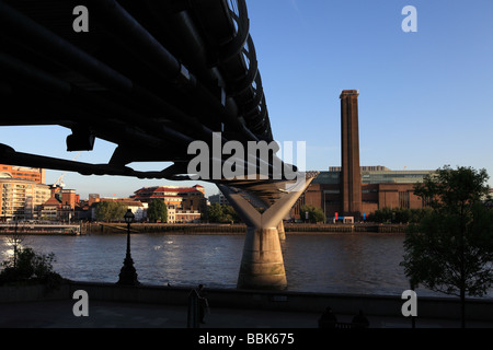 Londoner Millennium Bridge und Tate Modern, London, UK. Stockfoto