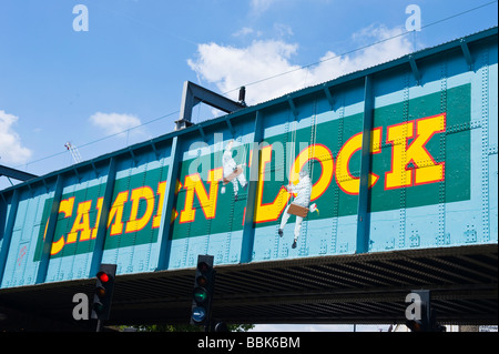 Camden Lock Market Village Wahrzeichen Eisenbahnbrücke mit Spaß gemalt Seite Stockfoto