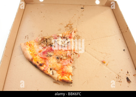 Letzte Scheibe Schinken und Pilzpizza in einem Karton. Stockfoto