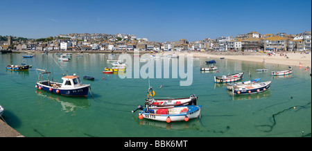 Panoramablick auf Hafen von St. Ives. Stockfoto