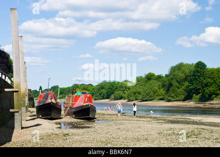 Isleworth, Hounslow, zwei Hausboot Bargen gestrandet bei Ebbe der Themse während Touristen Paddel im Wasser Stockfoto