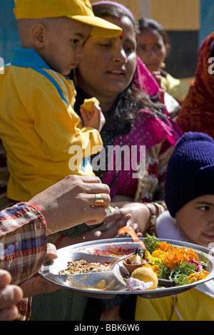 Indische Familie eine Darbringung an den Ganges. Gangotri. Uttarakhand. Indien Stockfoto