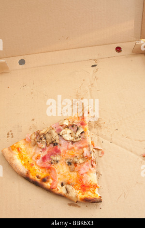 Letzte Scheibe Schinken und Pilzpizza in einem Karton. Stockfoto