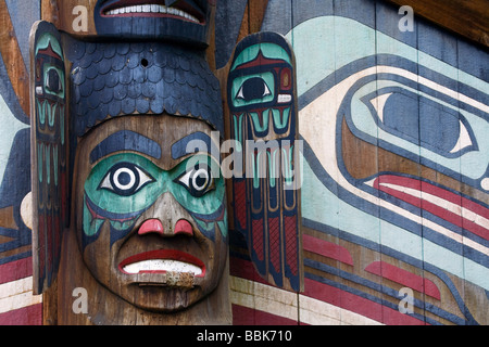 Wandernde Raven Haus Eingang Pole Haus Pole 4 und den Clan Totem Bight State historischen Park Ketchikan Alaska Stockfoto