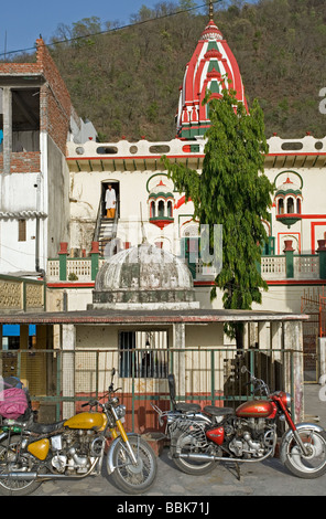 Royal Enfield Motorräder. Sant Sewa Ashram. Rishikesh. Uttarakhand. Indien Stockfoto