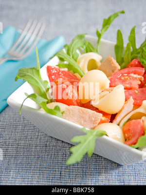 Pasta mit frischem Salat und Kirschen Tomaten Stockfoto