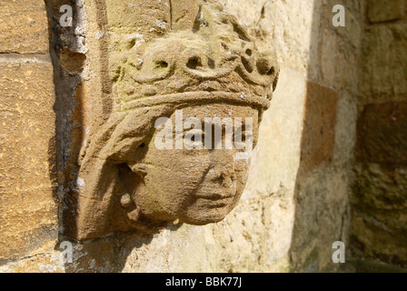 Steinbildhauen an der Wand von St. Michael und all Angels Church in Waddesdon UK Stockfoto