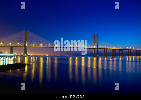 Vasco de Gama Hängebrücke bei Nacht, Lissabon, Portugal, Europa Stockfoto