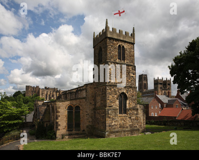 St Margaret's Church Durham mit Schloss und Kathedrale im Hintergrund, England, Großbritannien Stockfoto