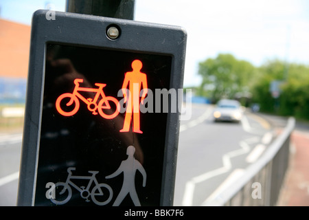 Rot beleuchtete Fußgängerzone Stop-Schild am Pelican Crossing UK Stockfoto