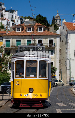 Straßenbahn in Alfama Viertel von Lissabon, Portugal, Europa. Stockfoto