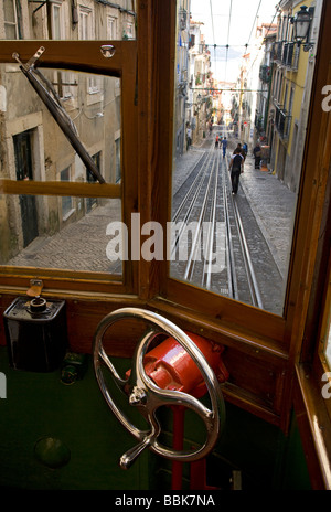 In der Fahrerkabine auf dem Aufzug da Bianca im Stadtteil Bairro Alto der Stadt, Lissabon, Portugal, Europa Stockfoto