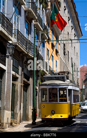 Straßenbahn in Alfama Viertel von Lissabon, Portugal, Europa Stockfoto