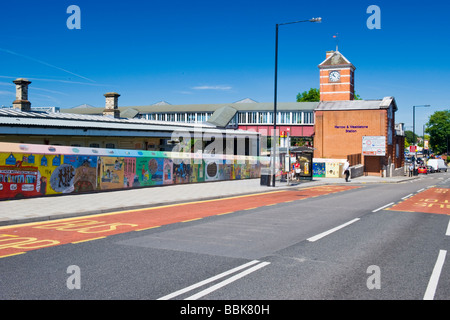 Metroland, Harrow & Wealdstone Bakerloo Line U-Bahn station mit Wandmalereien oder Wandmalereien des örtlichen Lebens von 1800 Stockfoto