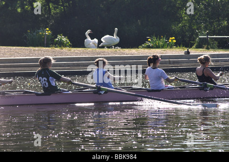 Weibliche Studenten Rudern auf Themse Oxford, Oxfordshire, England, UK Stockfoto