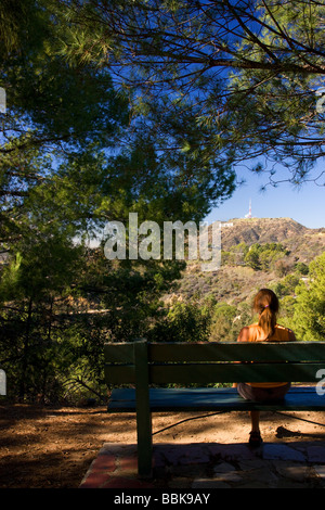 Ein Wanderer hält, zu betrachten, das Hollywood-Zeichen aus dem Mt-Hollywood-Trail im Griffith Park in Los Angeles Kalifornien Stockfoto