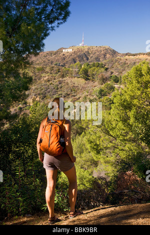 Ein Wanderer hält, zu betrachten, das Hollywood-Zeichen aus dem Mt-Hollywood-Trail im Griffith Park in Los Angeles Kalifornien Stockfoto