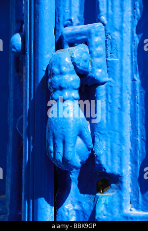 TUNIS, TUNESIEN. Ein "Hand der Fatima" Klopfer an einer Tür in Sidi Bou Said vor Tunis. 2009. Stockfoto