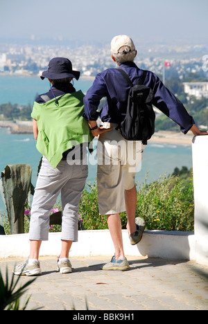 TUNIS, TUNESIEN. Paar mittleren Alters europäischen Blick auf die Küste von der Hügel Dorf Sidi Bou Said vor Tunis. Stockfoto