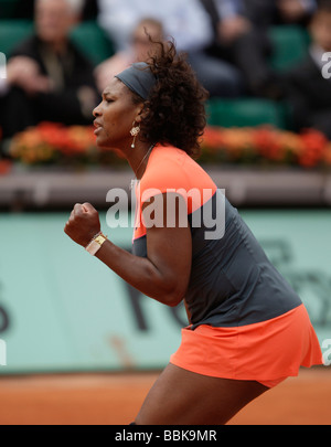 Tennisspielerin Serena Williams feiert ihren Sieg an der Französisch Open 2009 Stockfoto