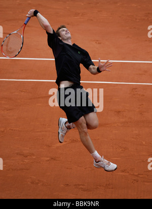 Tennisspieler Andy Murry spielt eine obenliegende Smash in Roland Garros Stockfoto