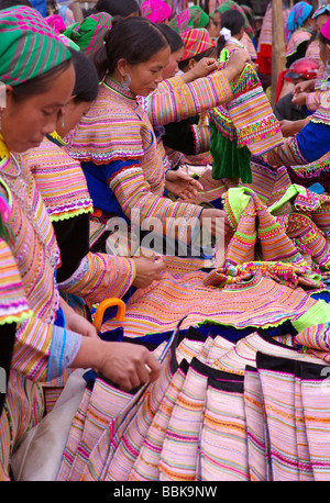 Blume h ' Mong Frauen kann Cao-Markt in der Nähe von Sapa in Nord-Vietnam Stockfoto