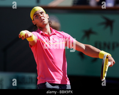 Der spanische Spieler Rafael Nadal spielt ein Service- und Glässchen den Ball in der Luft in Roland Garros Stockfoto