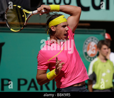 Der spanische Spieler Rafael Nadal spielt eine Vorhand return in Roland Garros Stockfoto