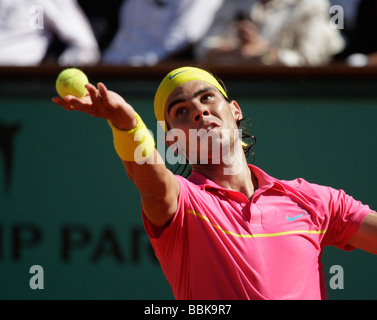 Der spanische Spieler Rafael Nadal spielt ein Service- und Glässchen den Ball in der Luft in Roland Garros Stockfoto