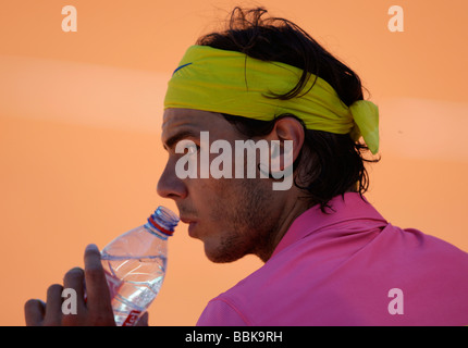 Tennisspieler Rafael Nadal mit einem Schluck Wasser aus einer Flasche während der Pause des Spiels bei den French Open Stockfoto