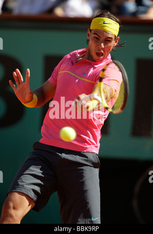 Der spanische Spieler Rafael Nadal (ESP) spielt eine Vorhand return in Roland Garros Stockfoto