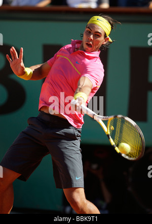 Der spanische Spieler Rafael Nadal (ESP) spielt eine Vorhand return in Roland Garros Stockfoto