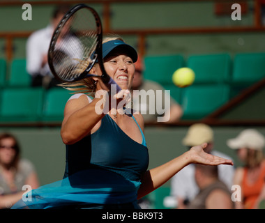 Tennisspielerin Maria Sharapova spielt eine Vorhand Rückkehr in Roland Garros Stockfoto