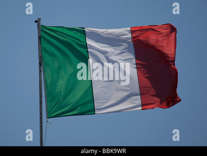 Italienische Fahne an einem Fahnenmast Stockfoto