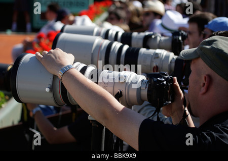 Reihe von Fotografen mit teleskopischen objektiven bei den French Open Stockfoto