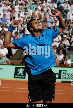 Tennis-Spieler Jo-Wilfried Tsonga (FRA) feiert seinen Sieg an der Französisch Open 2009 Stockfoto