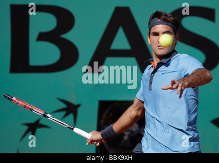 Tennisspieler Roger Federer(SUI) spielt eine Vorhand Rückkehr in Roland Garros Stockfoto