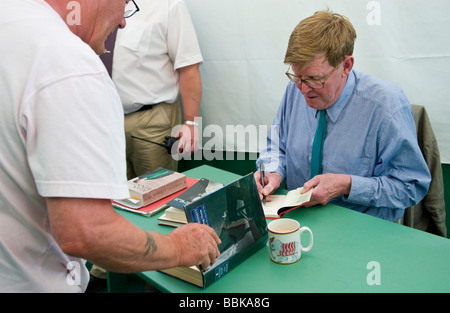 Alan Bennett Tagebuchschreiberin Dramatiker Autor Schriftsteller Schauspieler abgebildet Signierstunde anlässlich der Guardian Hay Festival 2009 Hay on Wye Wales UK Stockfoto