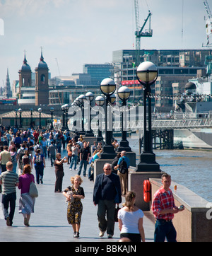 Queens zu Fuß Southbank London mit Touristen überfüllt Stockfoto