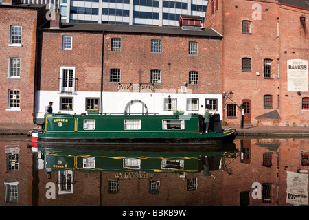 eine "schmale Boot" Bootfahren durch Birmingham Stockfoto